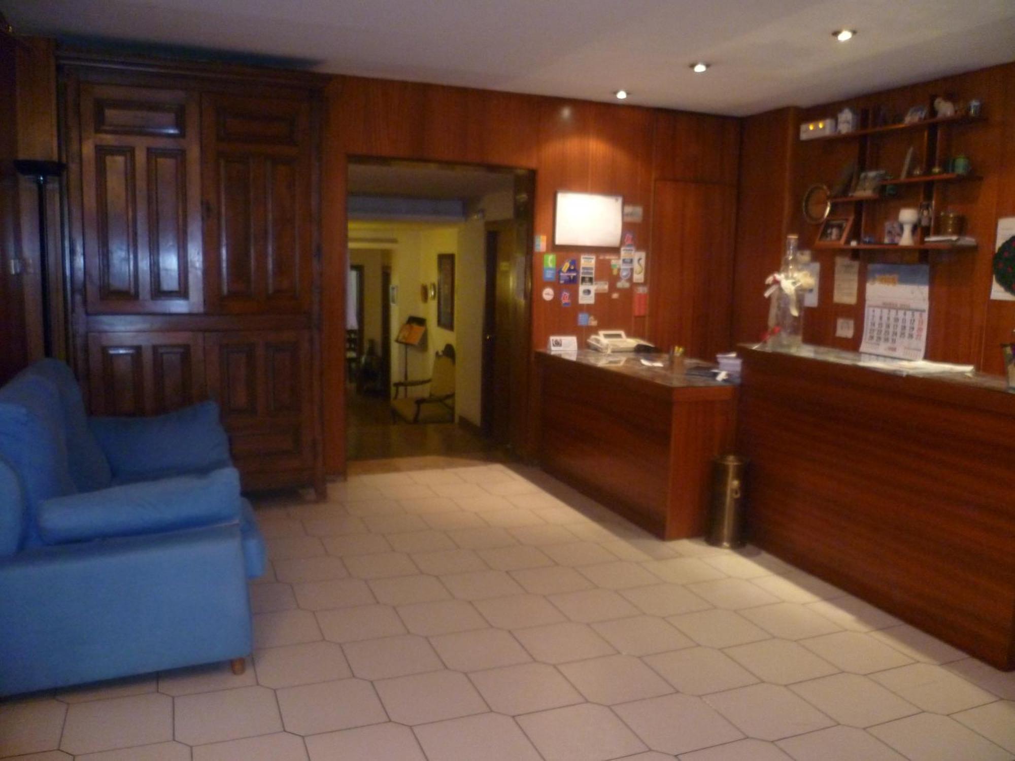 Hostal Pirineos Barbastro Exterior photo
